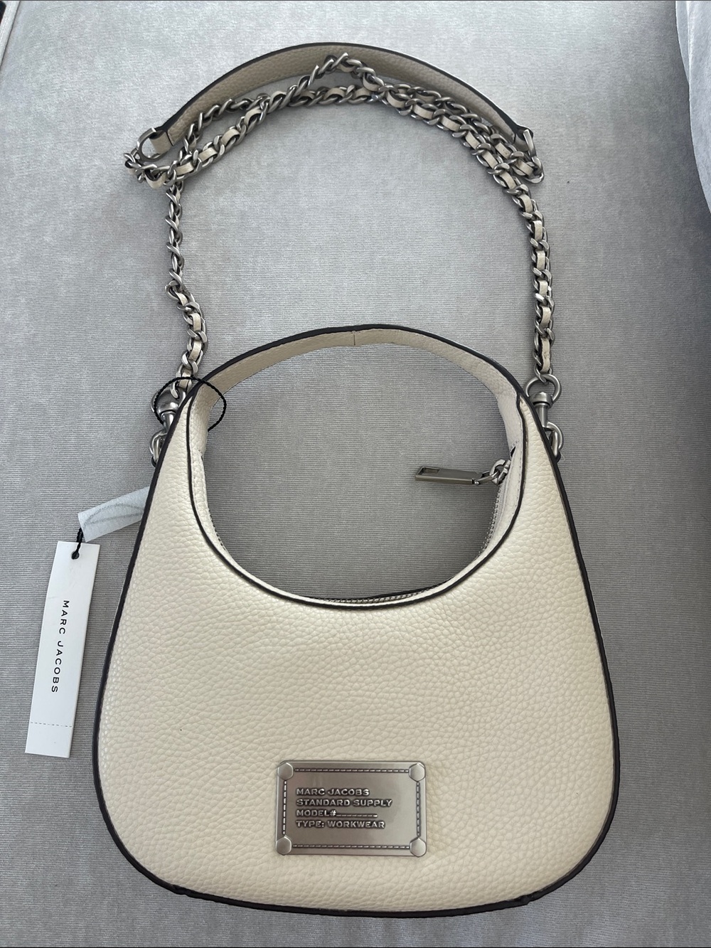 ❤️NEW!!!❤️ Marc Jacobs Cream Pebbled Leather Shoulder Bag with Silver Chain.